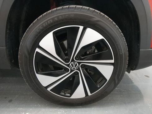 Used 2024 Volkswagen Taos SE image 18