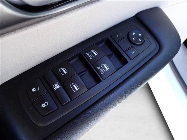 Used 2024 Chrysler Pacifica Touring-L FWD image 17