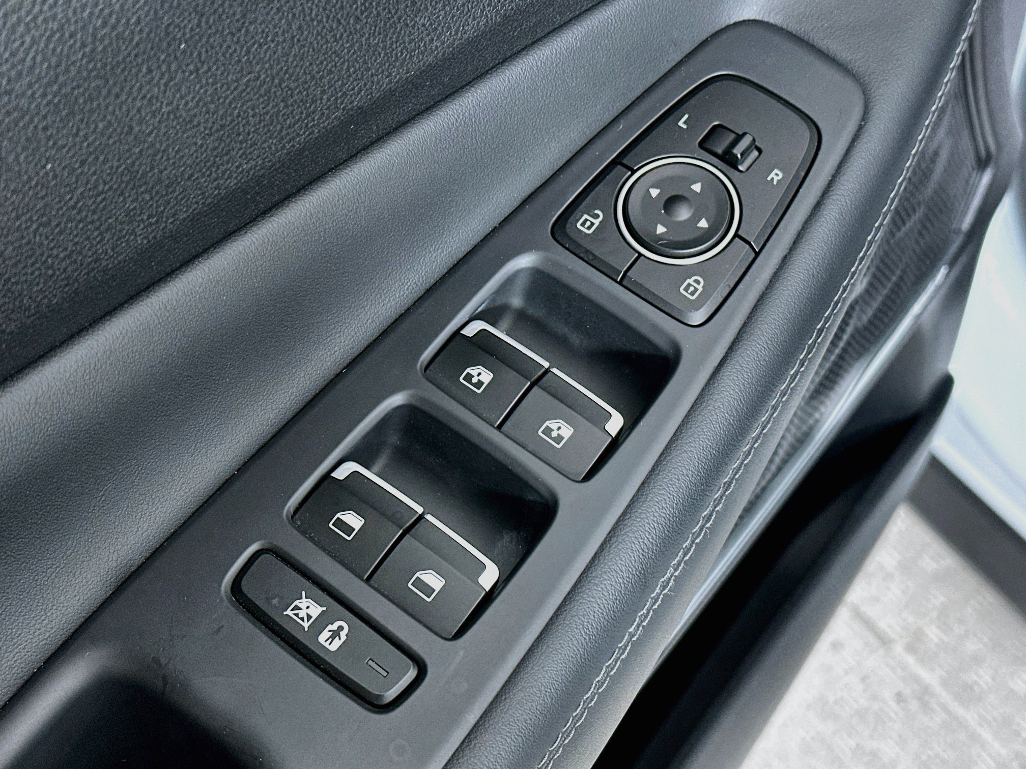 Used 2020 Hyundai Santa Fe Limited AWD/4WD image 18