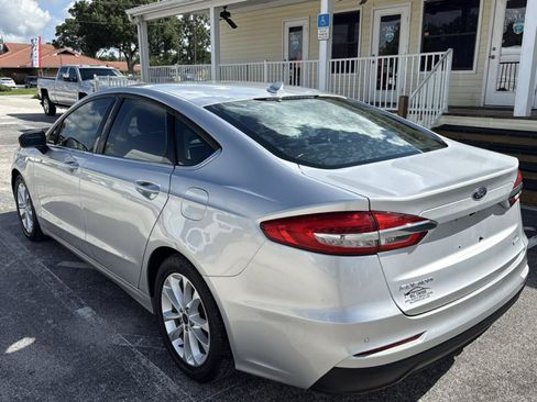 Used 2019 Ford Fusion SE FWD image 3