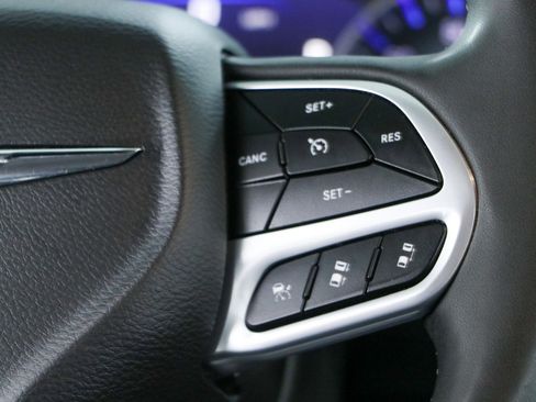 Used 2024 Chrysler Pacifica Touring-L FWD image 14