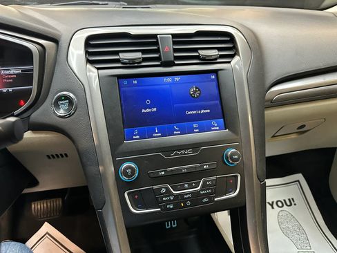 Used 2019 Ford Fusion SE FWD image 14