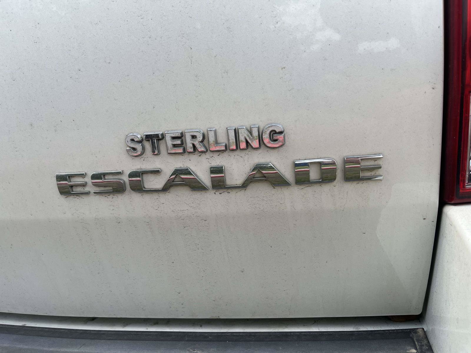 Used 2011 Cadillac Escalade Luxury RWD image 5