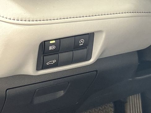 Used 2025 Toyota Highlander XLE FWD image 14