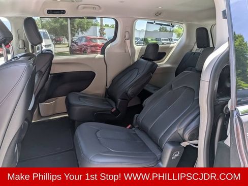 Used 2018 Chrysler Pacifica Touring-L Plus w/ Tire & Wheel Group FWD image 13