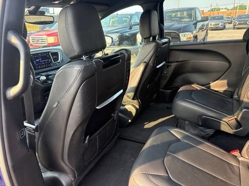 Used 2018 Chrysler Pacifica Touring-L Plus w/ Advanced Safetytec Group FWD image 22