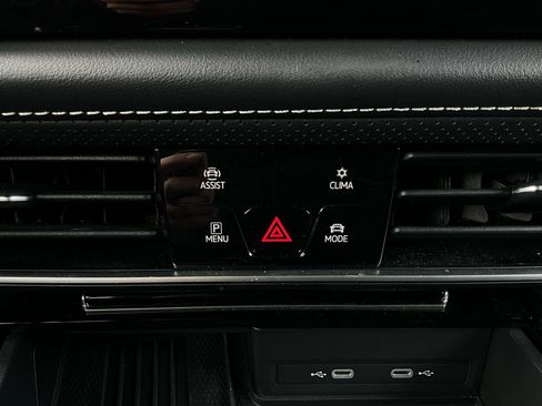 Used 2025 Volkswagen Atlas Cross Sport SE image 27