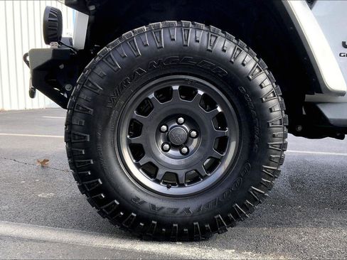 Used 2021 Jeep Gladiator Sport image 9