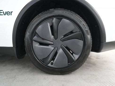 Used 2026 Tesla Model Y Long Range RWD image 9