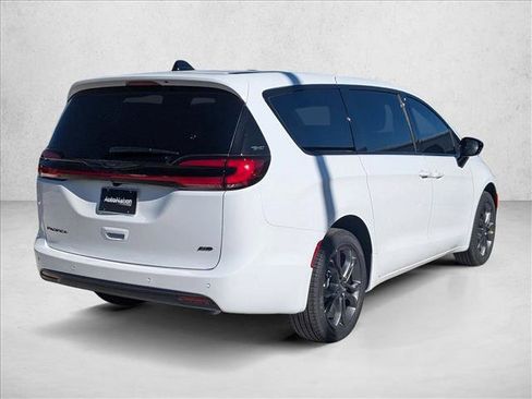 New 2026 Chrysler Pacifica Select image 2