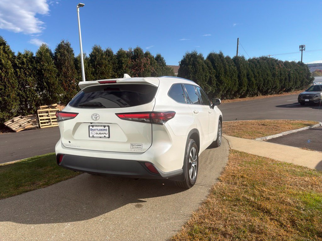 Used 2021 Toyota Highlander XLE AWD/4WD image 8