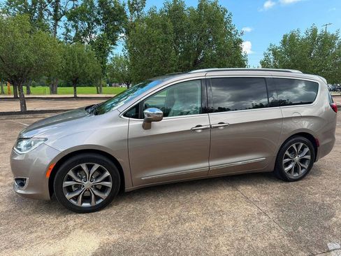 Used 2017 Chrysler Pacifica Limited FWD image 2