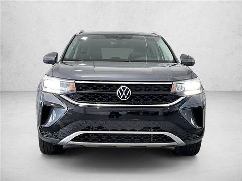 Used 2023 Volkswagen Taos SE FWD image 3