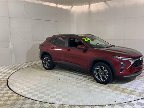 Used 2024 Chevrolet Trax LT image 2