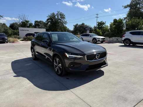Certified 2025 Volvo V60 B5 Cross Country Plus AWD/4WD image 7