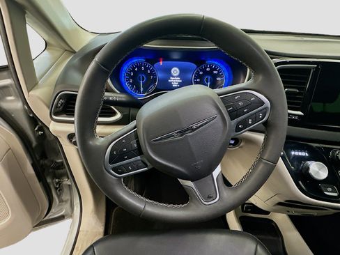 Used 2024 Chrysler Pacifica Touring-L image 18