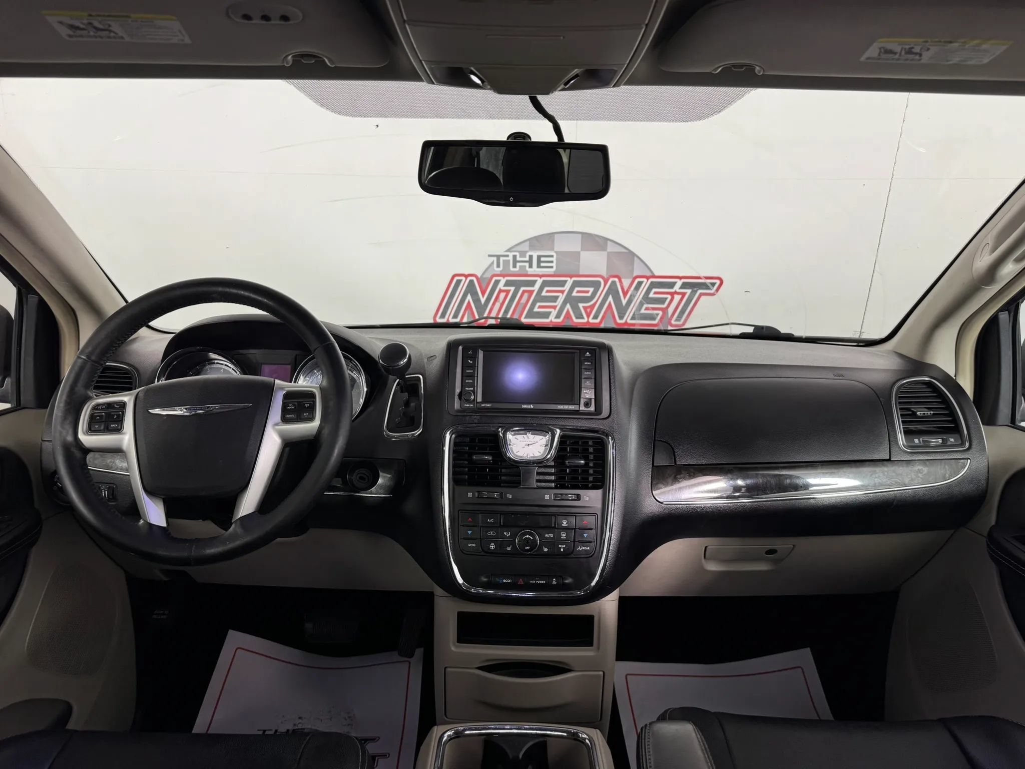 Used 2014 Chrysler Town & Country Touring-L w/ Driver Convenience Group FWD image 11