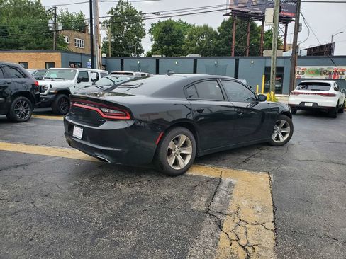 Used 2016 Dodge Charger SXT RWD image 4