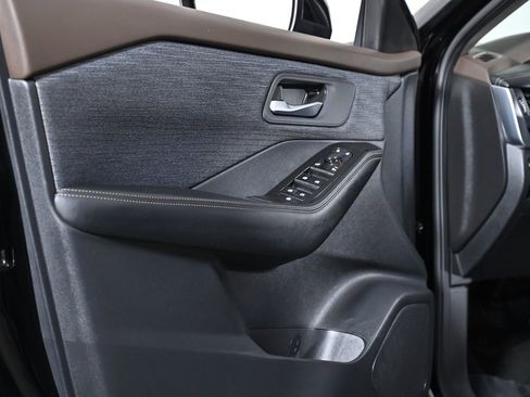 Used 2023 Nissan Rogue SV image 32