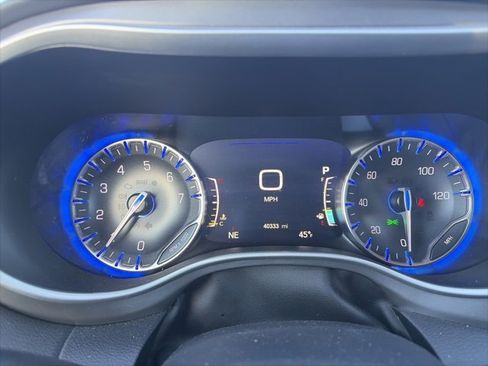 Used 2025 Chrysler Pacifica Select image 19