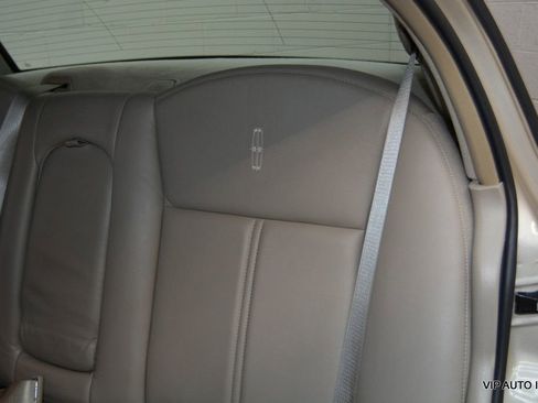 Used 2010 Lincoln Town Car Signature Limited image 23