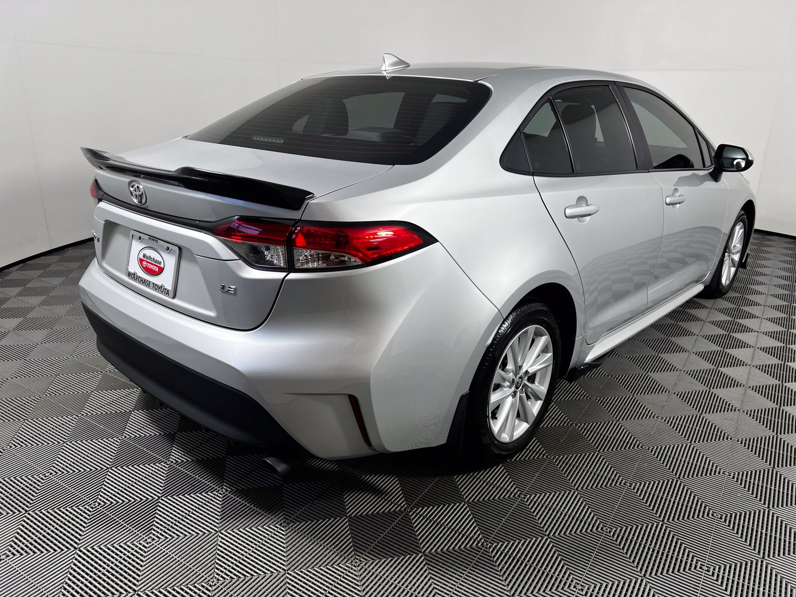 Used 2025 Toyota Corolla LE w/ LE Premium Package FWD image 5