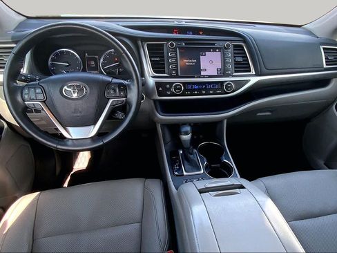Used 2018 Toyota Highlander Limited Platinum AWD/4WD image 16