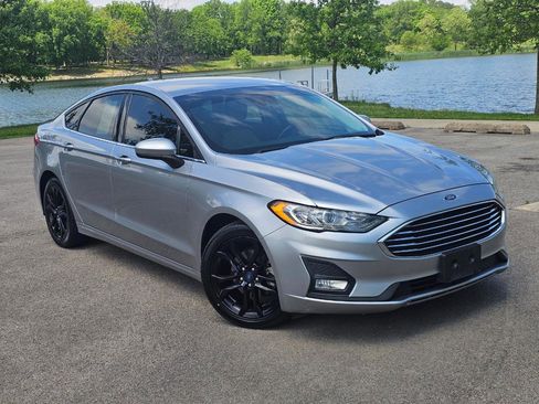 Used 2020 Ford Fusion SE w/ Equipment Group 151A FWD image 2