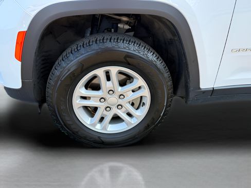 Used 2023 Jeep Grand Cherokee Laredo AWD/4WD image 24