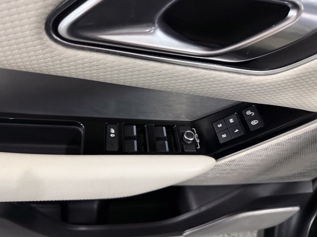 Used 2018 Land Rover Range Rover Velar R-Dynamic SE AWD/4WD image 19