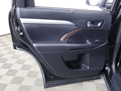 Used 2019 Toyota Highlander XLE AWD/4WD image 27