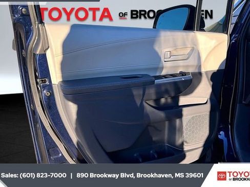 Used 2023 Toyota Sienna LE image 17