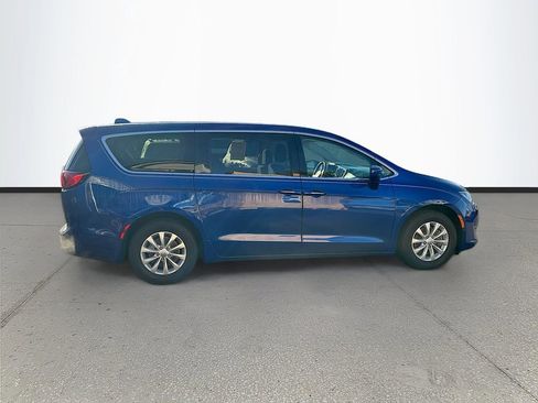 Used 2018 Chrysler Pacifica Touring Plus image 8