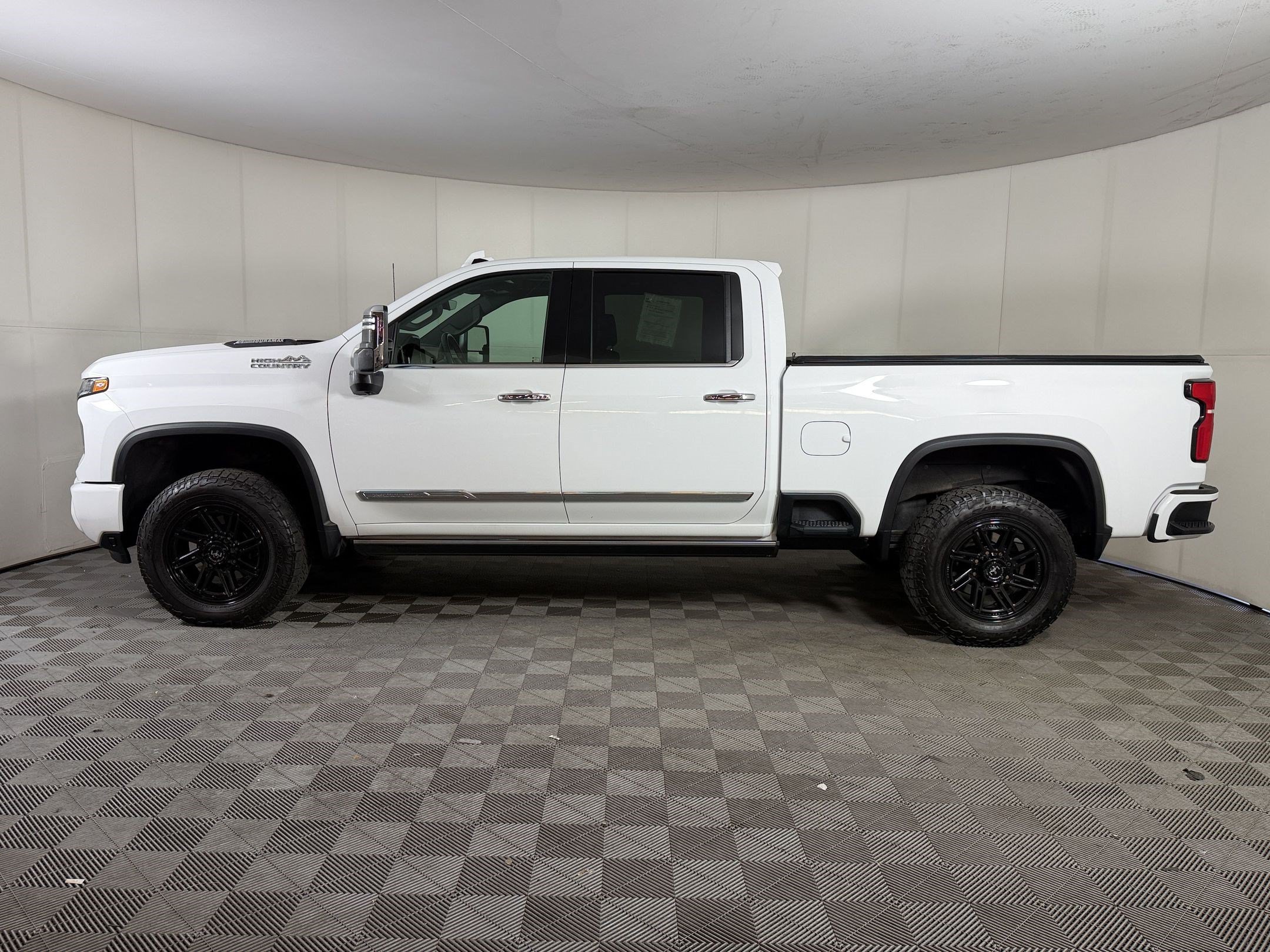 Used 2024 Chevrolet Silverado 2500 High Country w/ High Country Premium Package AWD/4WD image 2