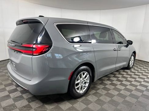 Used 2023 Chrysler Pacifica Touring-L image 3