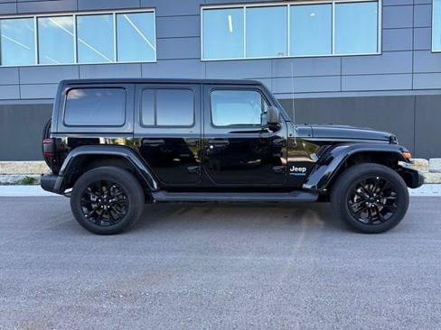 Used 2022 Jeep Wrangler Unlimited Sahara AWD/4WD image 2