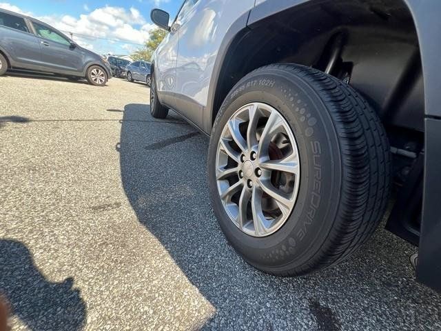 Used 2019 Jeep Cherokee Latitude Plus w/ Cold Weather Group AWD/4WD image 27