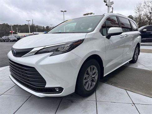 Certified 2025 Toyota Sienna XLE image 7