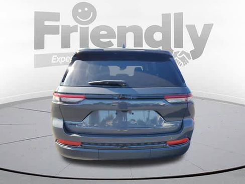 New 2025 Jeep Grand Cherokee Altitude image 4