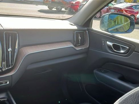 Used 2022 Volvo XC60 B5 Momentum w/ Climate Package image 22