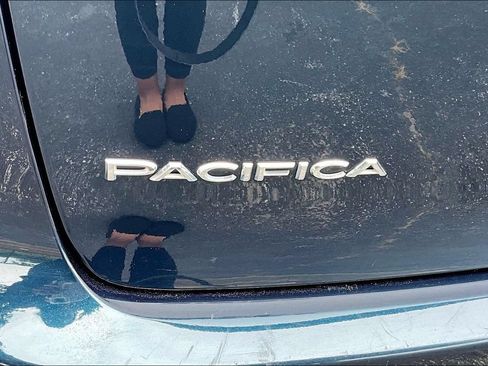 Used 2024 Chrysler Pacifica Touring-L FWD image 24
