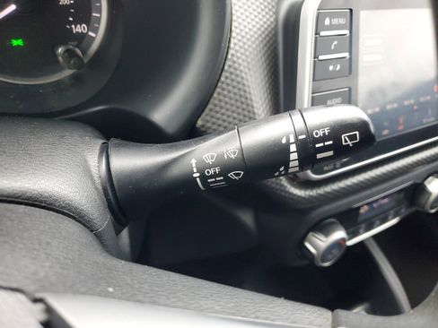 Used 2018 Nissan Kicks SV image 29