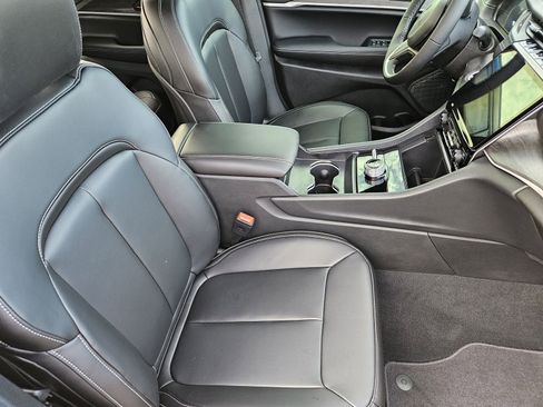 New 2025 Jeep Grand Cherokee Limited w/ Black Appearance Package image 15