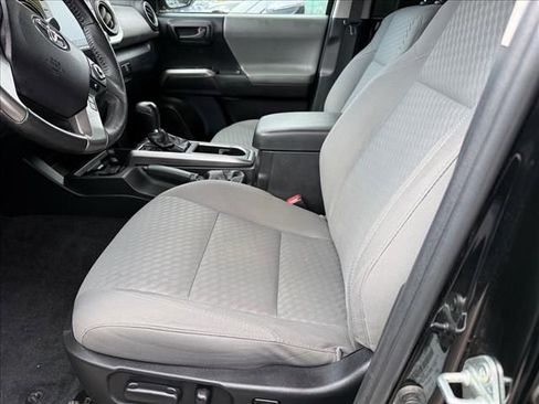 Used 2022 Toyota Tacoma SR5 w/ Technology Package image 5