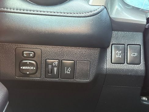 Used 2018 Toyota RAV4 XLE image 33