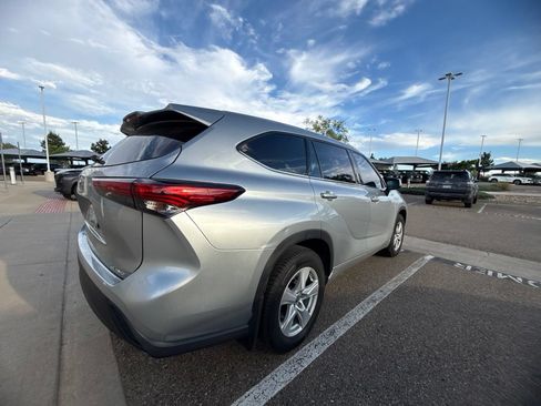 Used 2020 Toyota Highlander LE AWD/4WD image 5