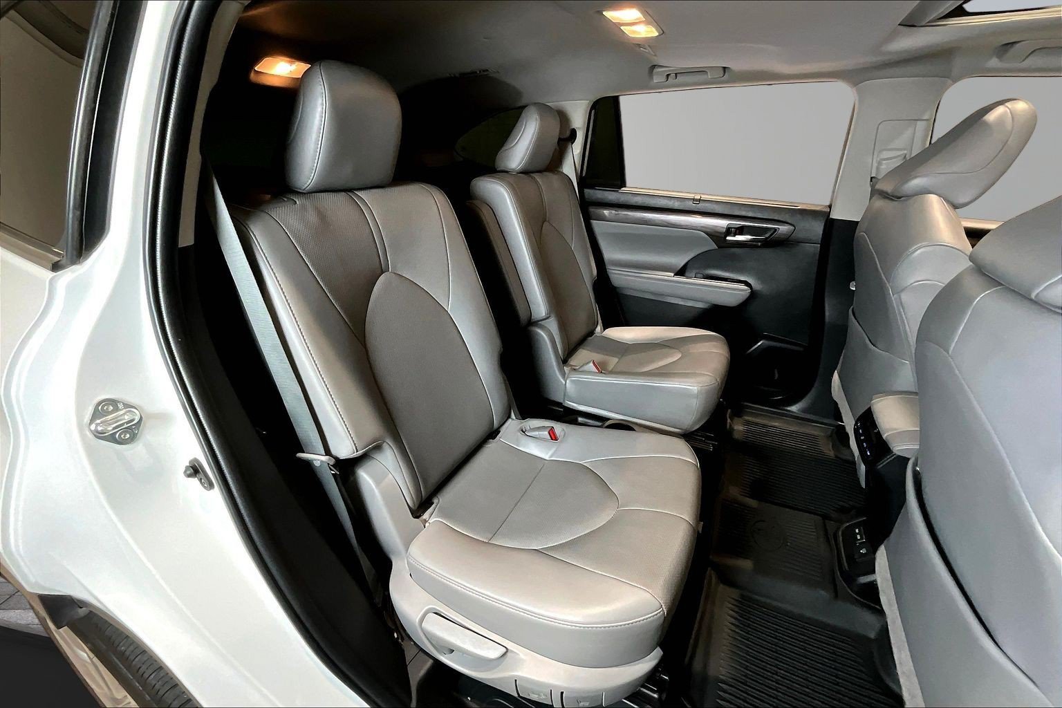 Used 2022 Toyota Highlander Limited FWD image 26