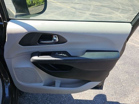 Used 2023 Chrysler Pacifica Touring-L FWD image 15