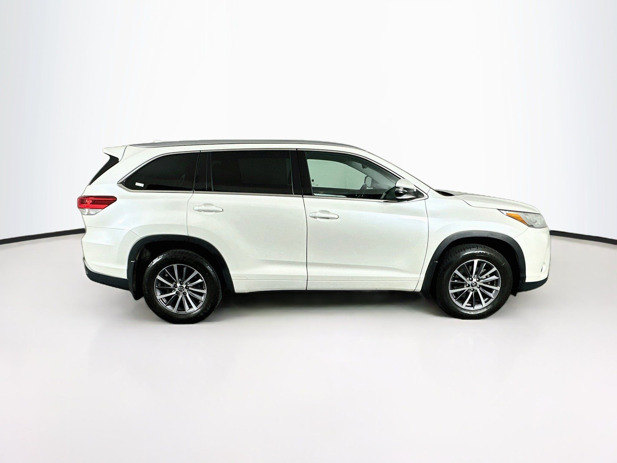 Used 2018 Toyota Highlander XLE AWD/4WD image 10
