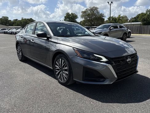 Used 2025 Nissan Altima 2.5 SV FWD image 7